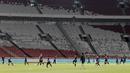 Pemain Thailand saat latihan jelang laga kualifikasi Piala Dunia 2022 di SUGBK, Jakarta, Senin (9/9). Thailand akan berhadapan dengan Indonesia. (Bola.com/M Iqbal Ichsan)