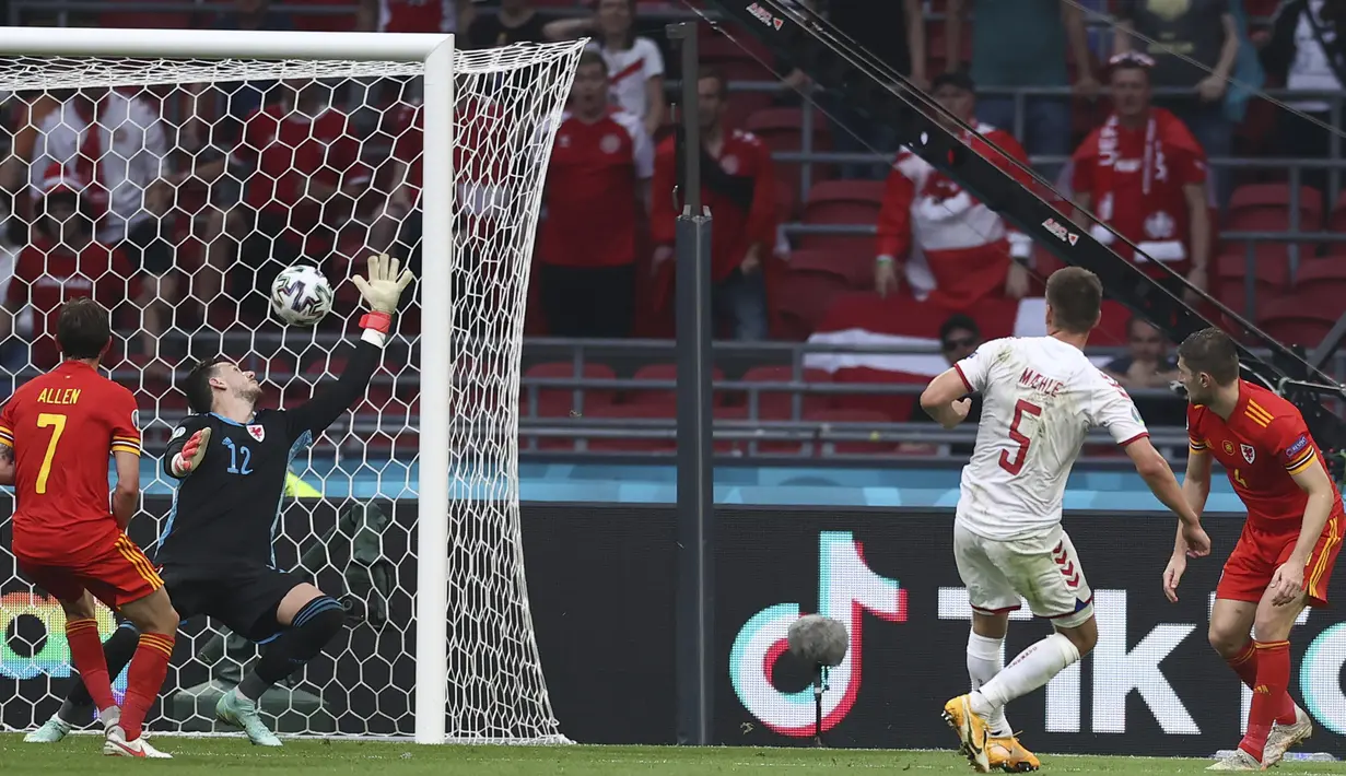 Denmark benar-benar mencetak gol ketiga pada menit ke-88. Mendapat umpan dari gelandang Mathias Jensen, Joakim Maehle berhasil mengecoh seorang bek Wales lalu melepaskan tendangan ke pojok atas gawang Wales. Denmark 3, Wales 0. (Foto: AP/Pool/Dean Mouhtaropoulos)