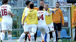 Seluruh penggawa AS Roma merayakan gol yang dicetak Alessandro Florenzi. (AP Photo/Massimo Pinca)