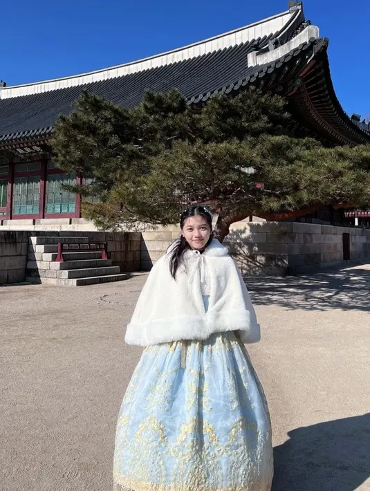 Setelah perceraian kedua orang tuanya, Raihana tinggal bersama sang ibu dan kedua saudaranya [instagram/rihana_zemma]