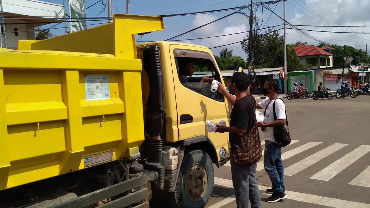 Wartawan yang tergabung dalam PWMB, membagikan masker bagi pengendara yang melintas di trafic light Langka Kabe, Manggarai Barat, NTT.( Foto Istimewah)