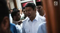 Wakil Ketua Dewan Pembina Gerindra Hashim Djojohadikusumo melapor ke KPU RI di Jalan Imam Bonjol, Menteng, Jakarta, Senin (11/3). Koalisi Adil Makmur melaporkan soal penemuan DPT (daftar pemilih tetap) ganda ke KPU RI. (Liputan6.com/Faizal Fanani)