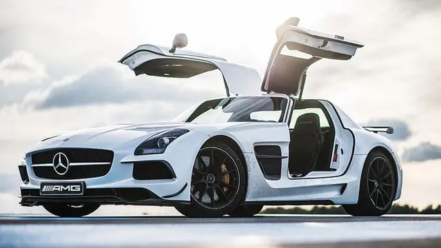 Deretan Mobil Produksi dengan Pintu Gullwing