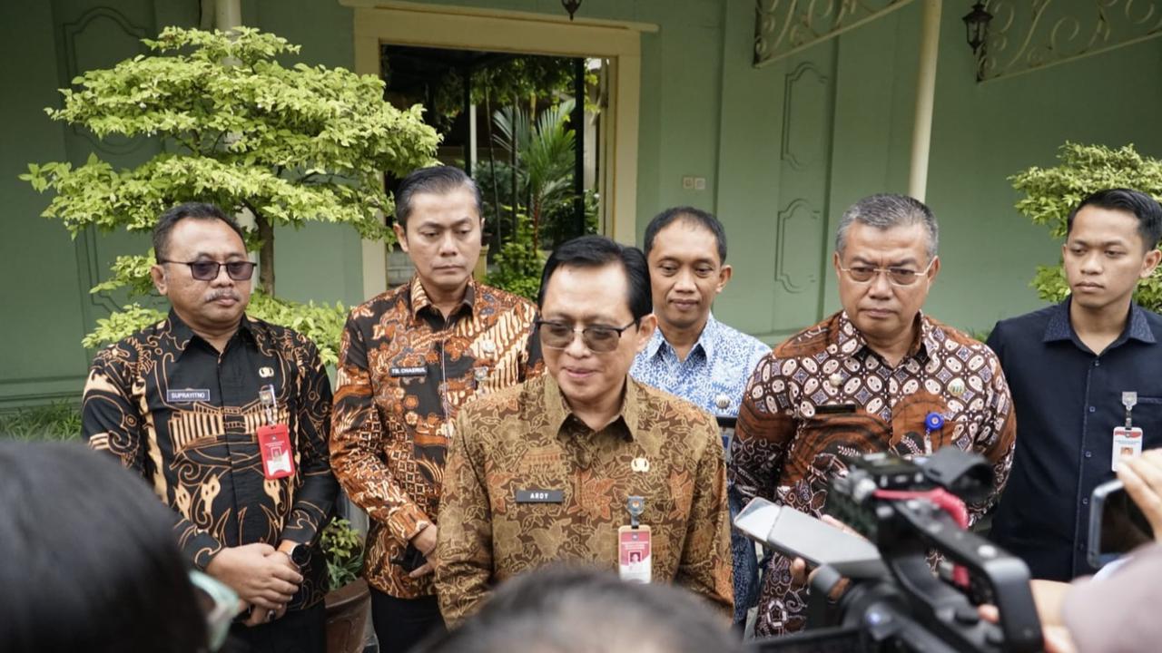 Dirjen Bangda Kemendagri Restuardy Daud bertemu dengan Gubernur DIY Sri Sultan Hamengku Buwono X di Kantor Gubernur DIY