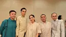Nagita Slavina juga tampak kenakan koleksi dari Sapto Djojokartiko. Ia terlihat menawan dalam balutan dress layer khas Sapto Djojokartiko. [Instagram/  Weda Agustin]