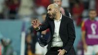 Pelatih kepala Maroko,&nbsp;Walid Regragui memberikan instruksi ke pemainnya saat laga 16 besar Piala Dunia 2022 melawan Spanyol yang berlangsung di Education City Stadium, Selasa (06/12/2022). (AP/Francisco Seco)
