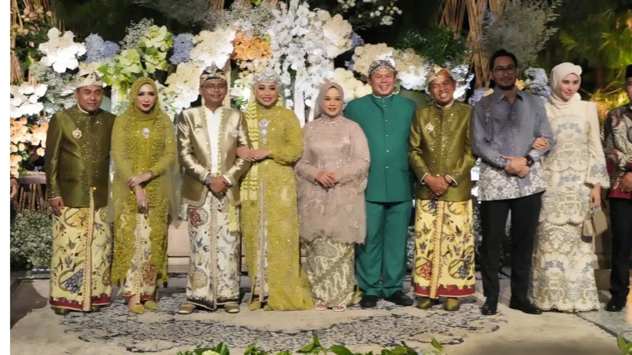 Model Gamis Bordir Syahnaz Sadiqah di Pernikahan Anak Dedi Mulyadi (Foto: Instagram @syahnazs)