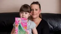 Gadis kecil yang tak boleh merasa sedih akibat menderita kondisi langka ini, meminta masyarakat untuk mengirimkannya kartu ucapan agar ia bisa tetap bahagia. (foto: metro)