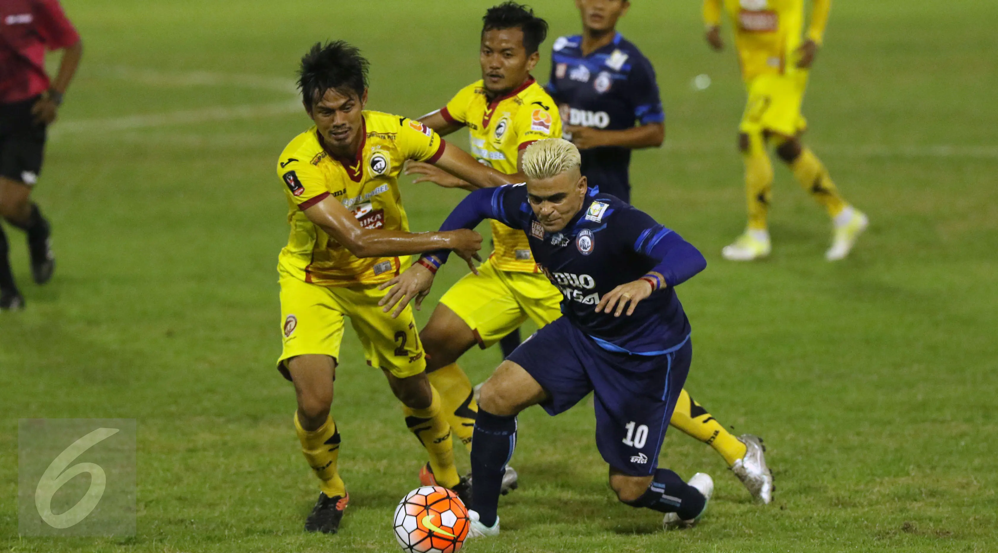 Penyerang Arema FC, C Gonzales (kanan) berusaha melewati kawalan dua pemain Sriwijaya FC saat laga 8 besar Piala Presiden 2017 di Stadion Manahan, Solo, Minggu (26/2). Arema melaju ke semifinal setelah unggul 1-0. (Liputan6.com/Helmi Fithriansyah) 