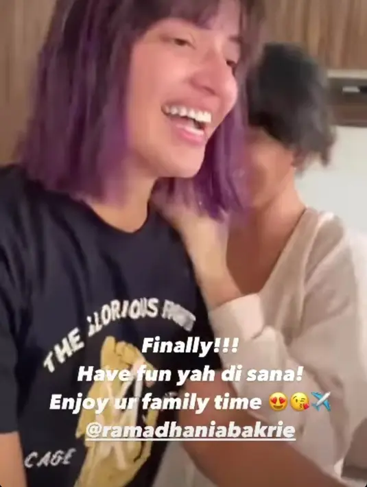 <p>Sederet artis seperti Gisel, Ayu Dewi, Irwansyah, Krisdayanti, dan masih banyak lagi yang turut senang dengan kembalinya Nia ke media sosial. (Instagram/theresawienathan).</p>