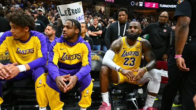 LeBron James bersama putranya Bronny di laga NBA 2024/2025