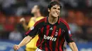 Selebrasi gelandang AC Milan, Kaka setelah mencetak gol ke gawang AEK Athens pada laga Grup H Liga Champions 2006/2007 di San Siro Stadium, Milan (13/9/2006). Kaka menghabiskan total 7 musim membela AC Milan dalam dua periode sejak didatangkan dari Sao Paulo pada awal musim 2003/2004 dengan mahar 8,5 juta euro. Pada awal musim 2009/2010 AC Milan melepasnya ke Real Madrid dengan nilai transfer 67 juta euro atau kini setara Rp1 triliun. (AFP/Paco Serinelli)