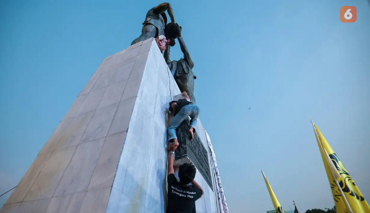 Sejumlah mahasiswa memanjat Monumen Tugu Tani saat menggelar aksi unjuk rasa di Jakarta Pusat, Selasa (20/10/2026). Dalam aksi tersebut, Aliansi Sadar menyoroti sejumlah persoalan, mulai dari lingkungan dan kebijakan ekonomi hingga ruang sipil, demokrasi, serta pendidikan.(KLY/Budy Santoso)