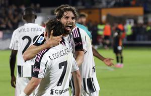 Manuel Locatelli dari Juventus merayakan gol di laga Serie A antara Venezia dan Juventus di Pier Luigi Penzo, Minggu, 25 Mei 2025. (Paola Garbuio/LaPresse via AP)