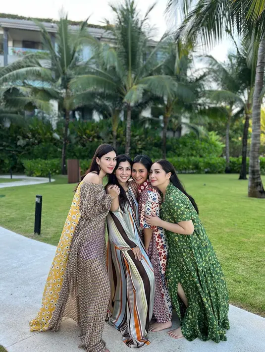 Nagita Slavina tunjukkan kekompakkan dengan adik kandung dan iparnya saat libur Lebaran di Bali [@caca_tengker]