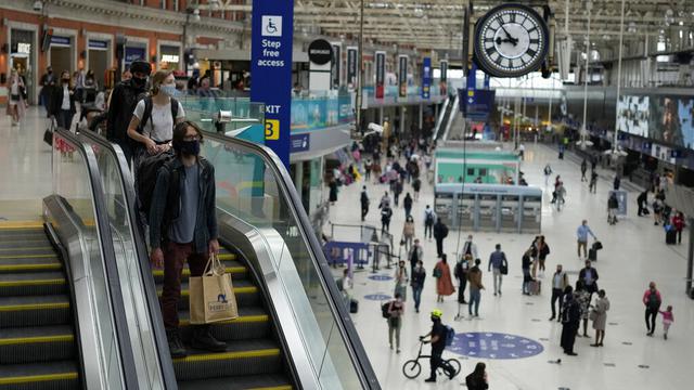 Warga London Wajib Bermasker Walau Inggris Longgarkan Aturan