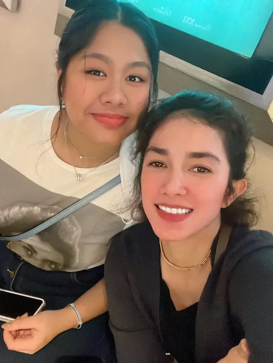 Siapa yang setuju bahwa Ussy tampak tak pernah menua? Dalam foto ini terlihat Ussy tampil seperti kakak bagi anak perempuannya, Amel yang mengenakan white printed t-shirt dengan celana jeans. Sedangkan Ussy terlihat mengenakan innerwear hitam yang ditumpuknya dengan cardigan abu-abu tua.