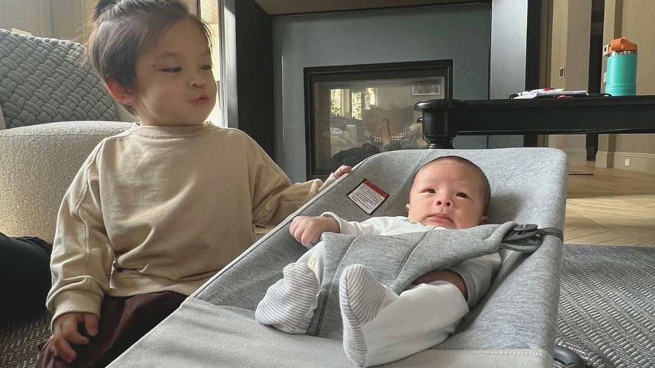 Potret Issa Anak Nikita Willy Momong dan Menjaga Adiknya, Gemas dan Ingin Selalu Dekat