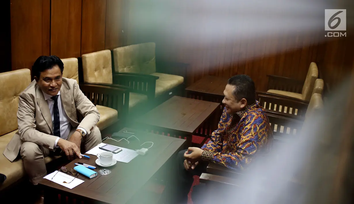 Anggota Pansus Hak Angket Bambang Soesatyo bersama Pakar hukum tata negara Yusril Ihza Mahendra menunggu di Ruang Rapat KK-I RDPU, Kompleks Parlemen, Senayan, Jakarta, Senin (10/7). (Liputan6.com/Johan Tallo)