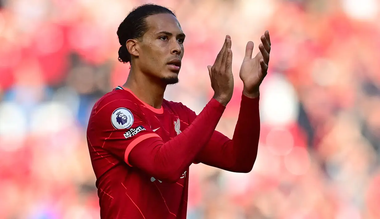 Virgil van Dijk tercatat menjadi pemegang rekor pembelian termahal Liverpool. Didatangkan pada Januari 2018, Bek asal Belanda tersebut diboyong dengan harga 84,65 juta euro dari Southampton. Kedatangannya benar-benar menjadi perubahan besar di lini belakang The Reds. (AFP/Paul Ellis)