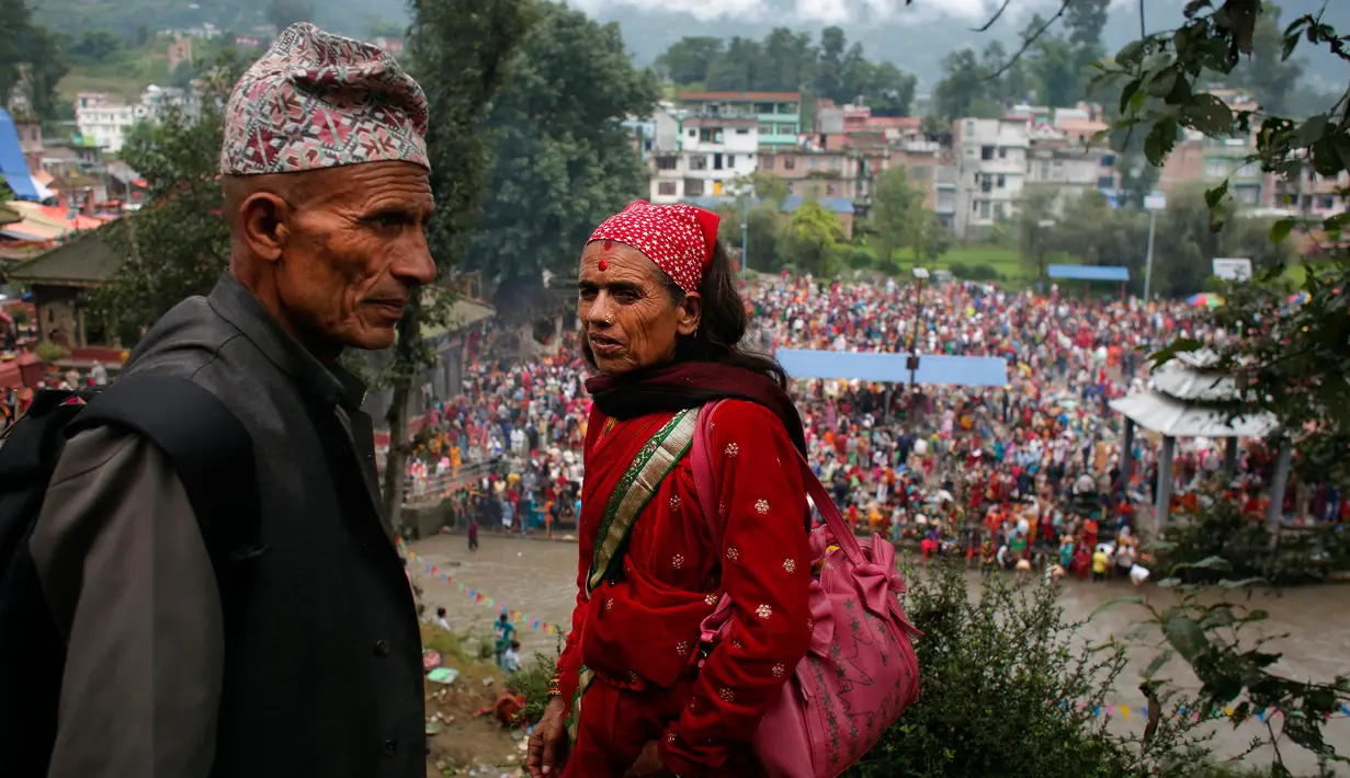 Umat Hindu Nepal menghadiri ritual Kuse Aunsi di kuil Hindu Gokarneshwar, Kathmandu, Nepal, Senin (21/8). Ritual dilakukan dengan menawarkan biji-bijian, sayuran dan buah-buahan kepada para pemuka agama yang hadir dalam perayaan. (Niranjan Shrestha/AP)