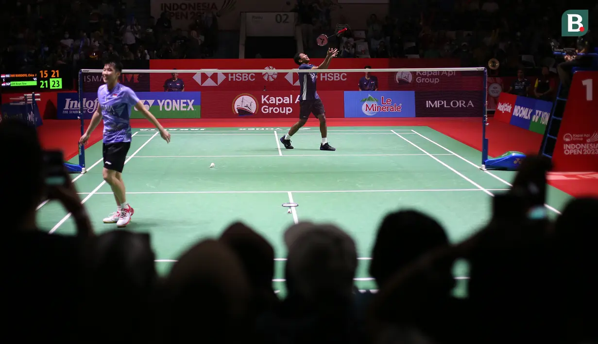 <p>Ekspresi kecewa pebulu tangkis tunggal putra Indonesia, Chico Aura Dwi Wardoyo setelah gagal menyeberangkan bola saat poin terakhir game kedua menghadapi tunggal putra Singapura, Loh Kean Yew pada laga babak 32 besar Kejuaraan bulu tangkis Indonesia Open 2023 di Istora Senayan, Jakarta, Rabu (14/6/2023). Chico Aura Dwi Wardoyo kalah dua game langsung 15-21, 21-23. (Bola.com/bagaskara Lazuardi)</p>