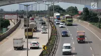 Sejumlah kendaraan melaju di ruas Tol Jakarta Outer Ring Road (JORR), Jakarta, Rabu (21/2). Dengan pengintegrasian ini nantinya pengendara cukup sekali melakukan pembayaran karena akan diberlakukan sistem satu tarif. (Liputan6.com/Angga Yuniar)