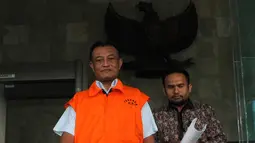 Pengacara Awang Lazuardi dikawal petugas berjalan keluar Gedung KPK, Jakarta, Jumat (26/2). Awang menjalani pemeriksaan sebagai tersangka kasus dugaan suap terhadap pegawai MA untuk penundaan pengiriman salinan putusan kasasi. (Liputan6.com/Helmi Afandi)