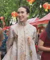 Kreasi batik Widi Wardhana dalam balutan batik dengan siluet yang beragam, anti membosankan. [Foto: Instagram/ Widi Wardhana]