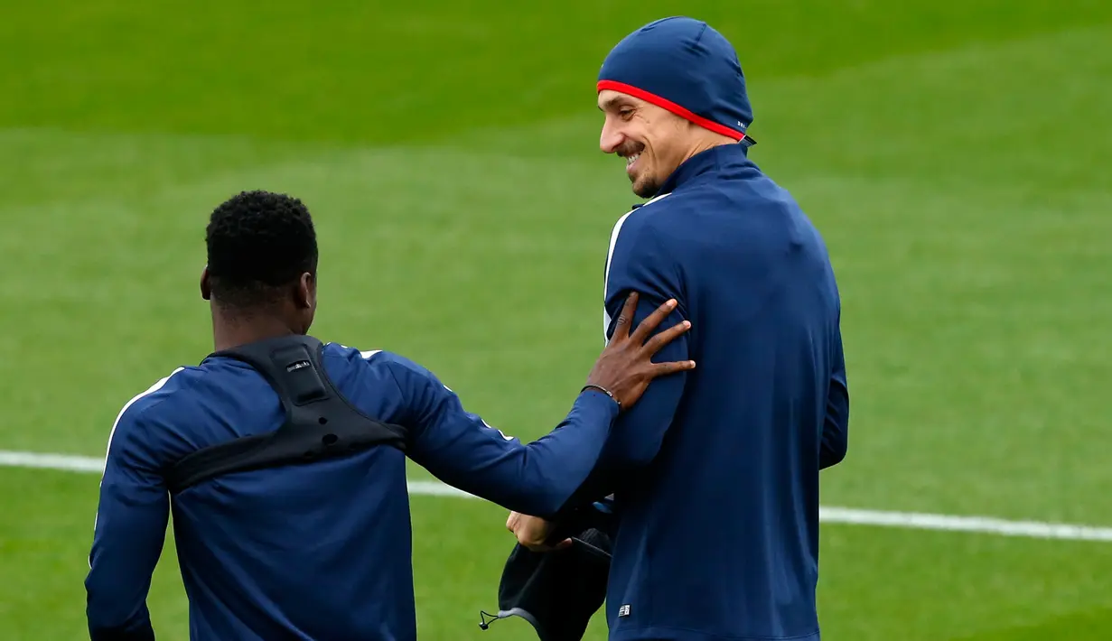 Penyerang PSG, Zlatan Ibrahimovic (kanan) berbincang dengan Serge Aurier saat sesi latihan di Saint-Germain-en-Laye, Paris, (20/10/2015). PSG akan bertanding melawan Real Madrid  pada babak penyisihan Grup A Liga Champions. (REUTERS/Benoit Tessier)