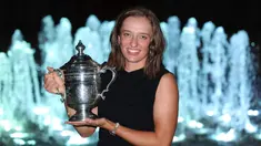 Petenis tunggal putri Polandia, Iga Swiatek berhasil menjuarai turnamen tenis US Open 2022 usai mengalahkan petenis Tunisia, Ons Jabeur dengan dua set langsung 6-2, 7-6 (5) dalam laga final yang digelar di Arthur Ashe Stadium, Minggu (11/9/2022) dini hari WIB. (AFP/Getty Images/Julian Finney)