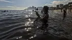 Pemuja dewi laut Yemanja menempatkan persembahan bunga di perairan pantai Arpoador selama perayaan tahunan di Rio de Janeiro, Brasil, Kamis, 2 Februari 2023. Dalam kepercayaan Afro-Brasil, Yemanja diyakini sebagai representasi dewi laut yang cantik jelita. (AP Photo/Bruna Prado)