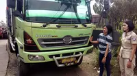 Rekonstruksi kasus suami gilas istri dengan truk digelar di Jalan Raya Karangpawitan, Kabupaten Garut, Jawa Barat. (Liputan6.com/Jayadi Supriadin)