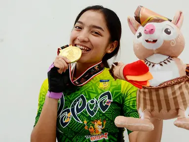 Peraih medali emas Dhinda Salsabila dari Papua, tersenyum manis dengan medali emas. Dhinda meraih emas di nomor 200 M ITT cabang olahraga Sepatu Roda PON XX Papua, Selasa (28/9). (Foto : PB PON XX Papua/ Sunyoto).