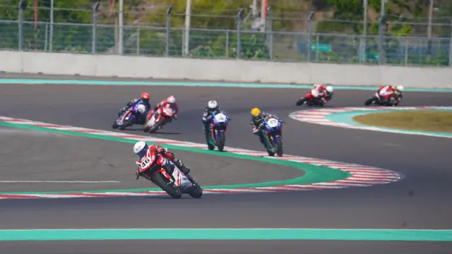 Foto: Aksi Local Pride Muda Bawa Honda dan Yamaha Kuasai Podium di Race 1 AP250 ARRC Mandalika 2023