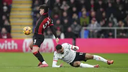 Pemain Liverpool, Mohamed Salah (kanan) berebut bola dengan pemain Bournemouth, Milos Kerkez dalam laga lanjutan Liga Inggris 2024/2025 di Vitality Stadium, Bournemouth, Inggris, Sabtu (02/02/2025). (AP Photo/Alastair Grant)