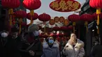 Pengunjung berkeliling di gang perbelanjaan dekat Danau Houhai yang memajang lentera dan dekorasi Tahun Baru Imlek di Beijing, Senin, 16 Januari 2023. Organisasi Kesehatan Dunia (WHO) telah mengimbau China untuk terus merilis informasi tentang gelombang infeksi COVID-19 setelah pemerintah mengumumkan hampir 60.000 kematian sejak awal Desember menyusul keluhan selama berminggu-minggu karena gagal memberi tahu dunia apa yang terjadi. (AP Photo/Andy Wong)
