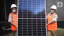 Teknisi membawa panel surya Utomo SolaRUV di Jakarta (31/12/21). Utomo SolaRUV mendorong masyarakat yang ingin memulai Usaha Mikro, Kecil, dan Menengah (UMKM) untuk menjadi Mitra Juragan Atap Energi Surya sebagai peluang bisnis yang baik, bersih dan menjanjikan. (Liputan6.com/HO/Andrey)