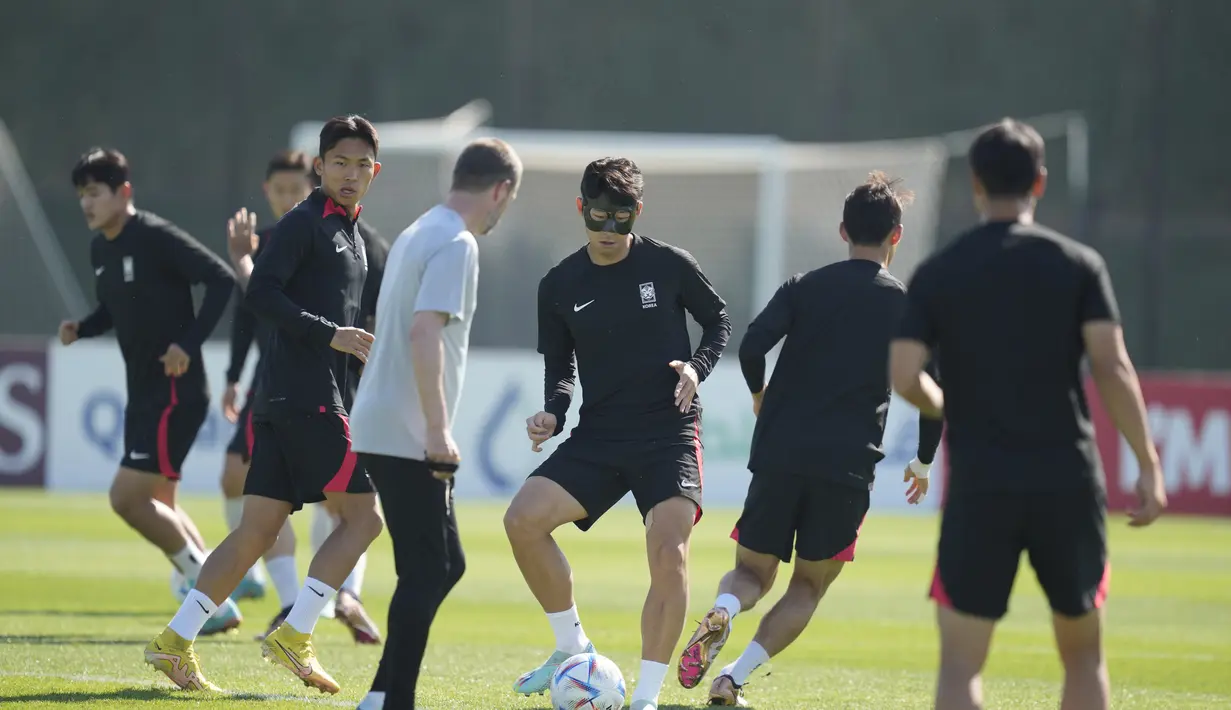 Penyerang Korea Selatan, Son Heung-min mengontrol bola selama sesi latihan tim di Al Egla Training Site 5 di Doha, Qatar, Rabu, 23 November 2022. Korea Selatan akan bertanding melawan Uruguay pada pertandingan perdana Grup H Piala Dunia 2022 Qatar, Kamis (24/11/2022) pukul 20.00 WIB. (AP Photo/Lee Jin-man)