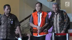 Hakim PN Balikpapan nonaktif Kayat (tengah) usai menjalani pemeriksaan di Gedung KPK, Jakarta, Jumat (30/8/2019). Kayat diperiksa sebagai tersangka untuk melengkapi berkas terkait dugaan suap memengaruhi vonis bebas Sudarman yang menjadi terdakwa dalam kasus pemalsuan surat. (merdeka.com/DwiNarwoko)