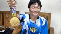 Atlet skateboard Indonesia, Basral Graito Hutomo menunjukkan medali emas yang diraihnya di nomor skateboard speed putra SEA Games 2025. (Bola.com/Vincentius Atmaja)