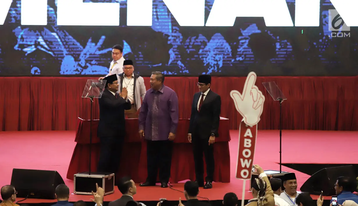Presiden ke 6, Susilo Bambang Yudhoyono (tengah) saat menghadiri pidato kebangsaan Prabowo-Sandiaga di JCC, Jakarta, Senin (14/1) malam. Pidato kebangsaan mengusung Indonesia Menang. (merdeka.com/Iqbal S Nugroho)