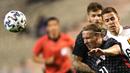 Bek Kroasia, Domagoj Vida (depan) mengontrol bola dibayangi striker Belgia, Thorgan Hazard dalam laga uji coba menjelang berlangsungnya Euro 2020 di King Baudouin Stadium, Brussels, Minggu (6/6/2021). Kroasia kalah 0-1 dari Belgia. (AP/Francisco Seco)