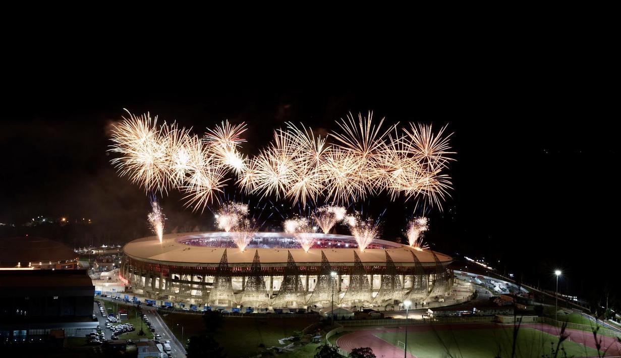 Kemeriahan kembang api menutup rangkaian perhelatan Pekan Olah Raga (PON) XX Papua di Stadion Lukas Enembe, Jayapura, Jumat (15/10/2021). (PBPON XX PAPUA/Hariandi Hafid)
