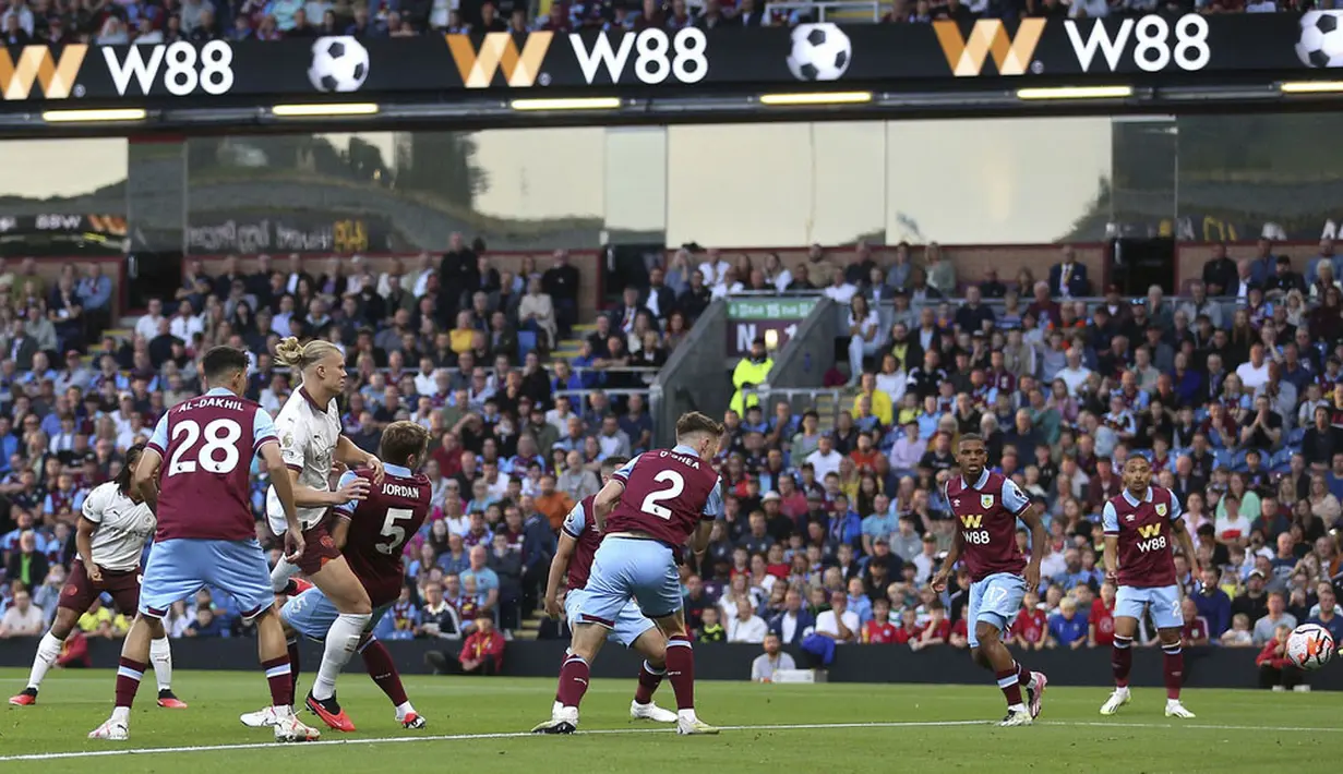 Pemain Manchester City, Erling Haaland, mencetak gol ke gawang Burnley pada laga pekan perdana Premier League di Stadion Turf Moor, Sabtu (12/8/2023). City menang dengan skor 3-0. (Nigel French/PA via AP)