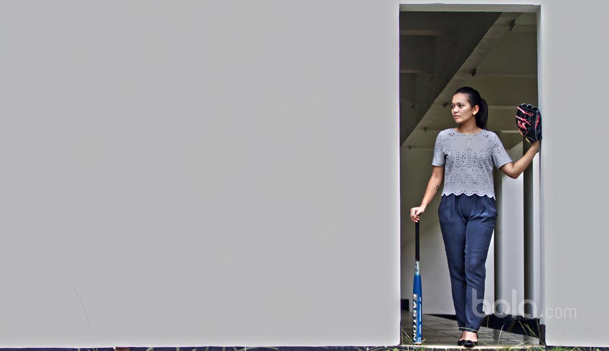 Mewakili DKI Jakarta pada PON 2012, Cresida Mariska meraih Juara 1 dan merebut medali emas  di Riau sebagai Field Captain. (Bola.com/Nicklas Hanoatubun)