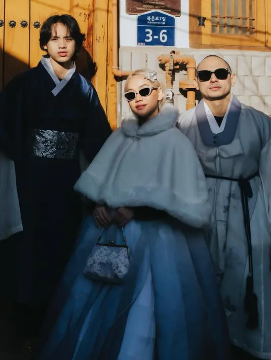 Liburan ke Korea Selatan tak lengkap jika tidak berpose kenakan hanbok. Hal inipula yang dilakukan Bunga Citra Lestari, Tiko Aryawardhana, dan Noah Sinclair [@itsmebcl]