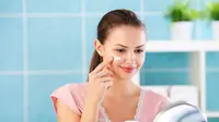 Bahan rumahan apa saja yang dapat dimanfaatkan untuk membersihkan muka Anda? Berikut ulasannya.