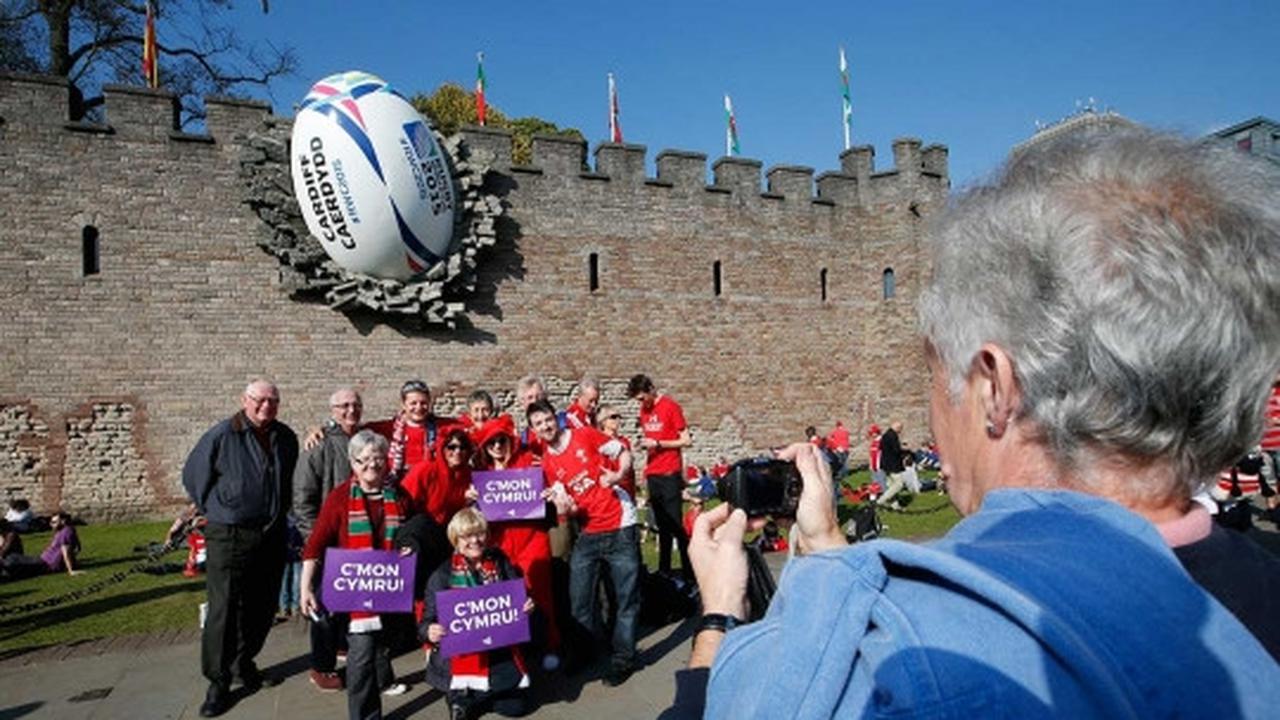 'Bola raksasa tabrak dinding' ini mendadak hebohkan warga Wales
