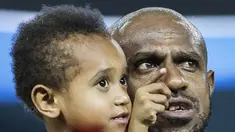 Kapten Persipura, Boaz Solossa, mengajak sang putri sebelum bertanding melawan Bhayangkara FC pada laga Liga 1 Indonesia di Stadion Patriot, Bekasi, Sabtu (9/9/2017). Bhayangkara FC menang 2-1 atas Persipura. (Bola.com/Vitalis Yogi Trisna)